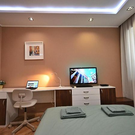 Modern Central 2-Bedroom Apartment With Parking 바르나 외부 사진