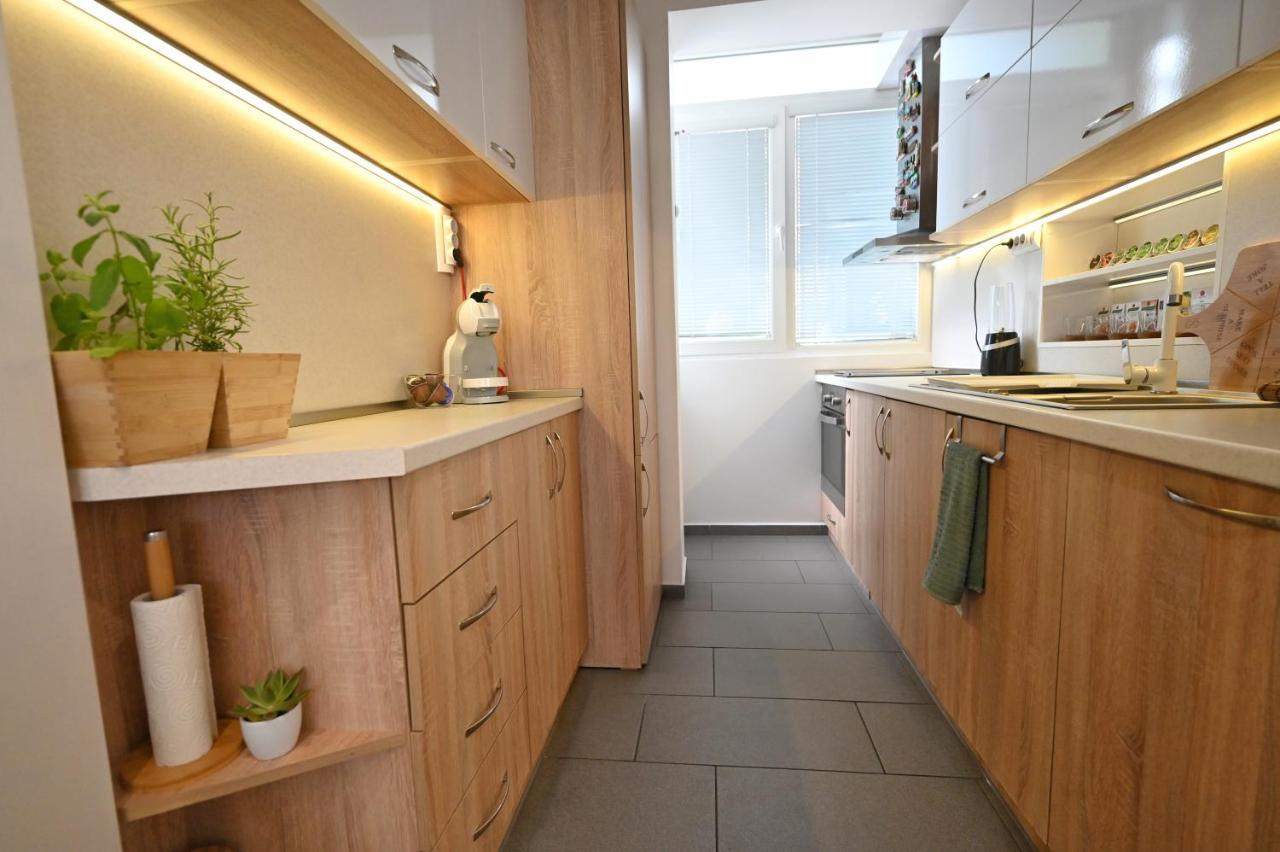 Modern Central 2-Bedroom Apartment With Parking 바르나 외부 사진