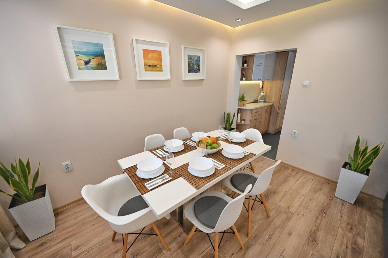 Modern Central 2-Bedroom Apartment With Parking 바르나 외부 사진