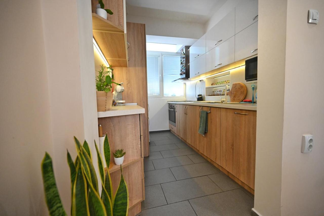 Modern Central 2-Bedroom Apartment With Parking 바르나 외부 사진