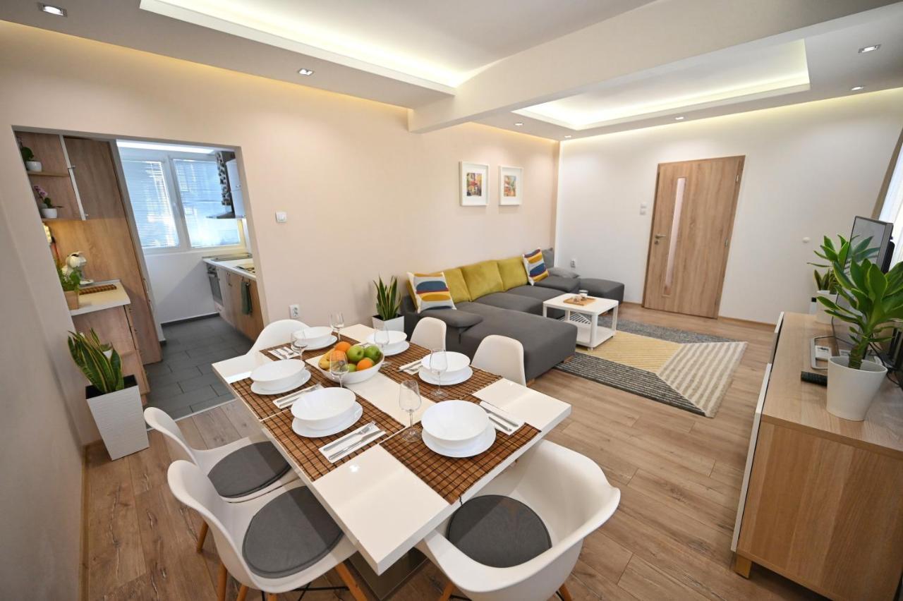 Modern Central 2-Bedroom Apartment With Parking 바르나 외부 사진