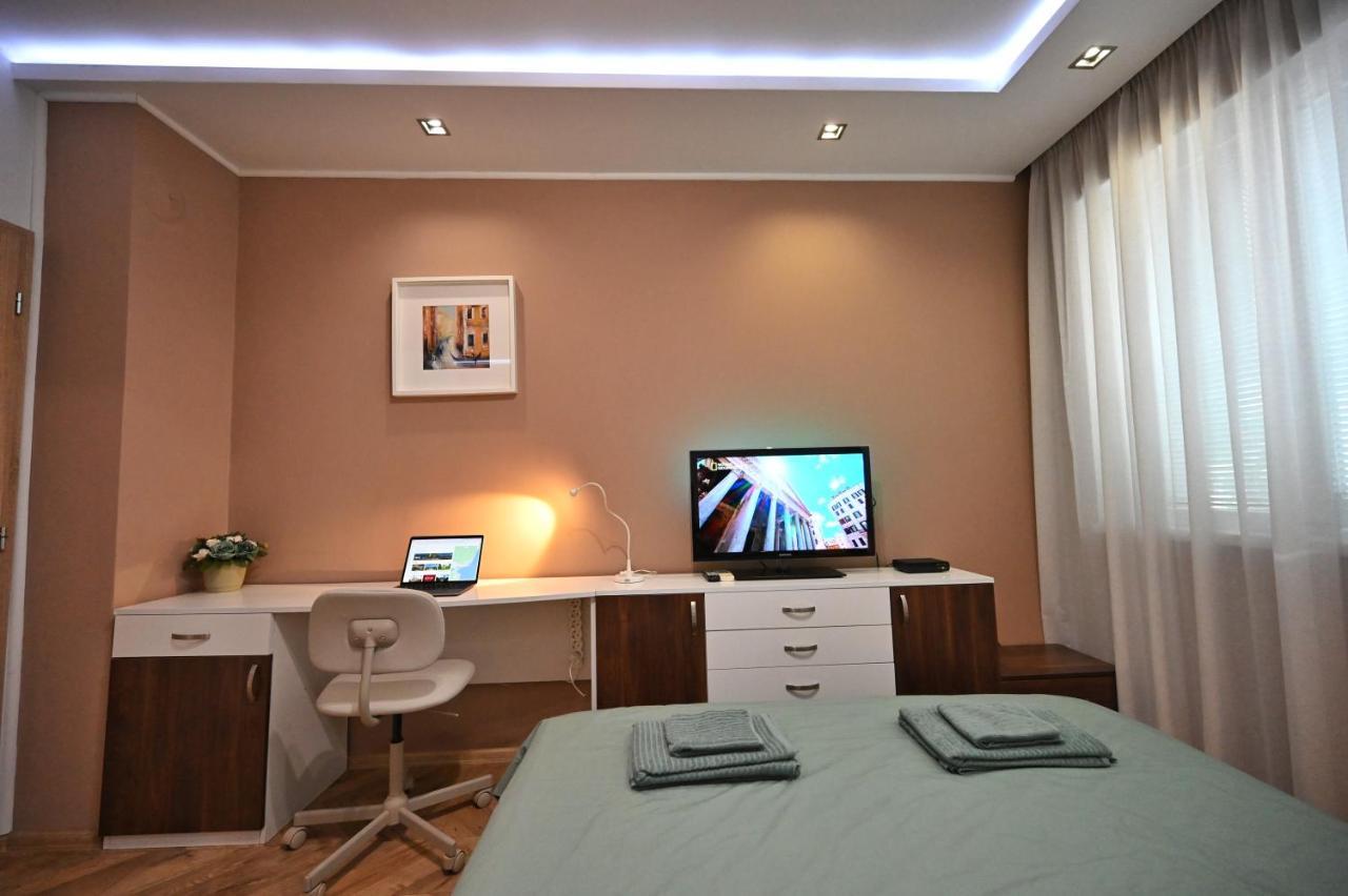 Modern Central 2-Bedroom Apartment With Parking 바르나 외부 사진