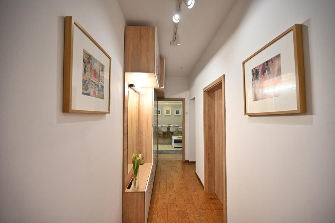 Modern Central 2-Bedroom Apartment With Parking 바르나 외부 사진