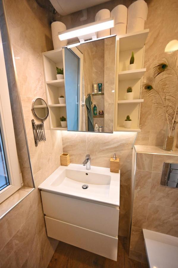 Modern Central 2-Bedroom Apartment With Parking 바르나 외부 사진